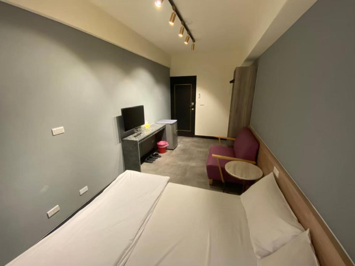 Fengjia Gift Box Homestay ไถจง ภายนอก รูปภาพ